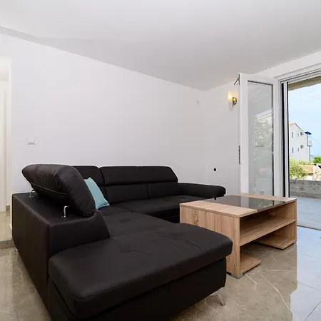 Apartman Sara *